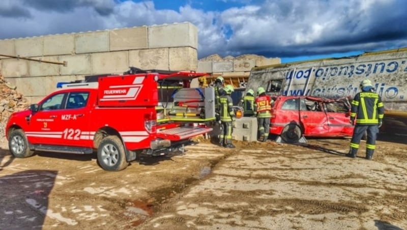 Die Feuerwehr trainierte für den Ernstfall. (Bild: Bezirksfeuerwehrkommando EU)