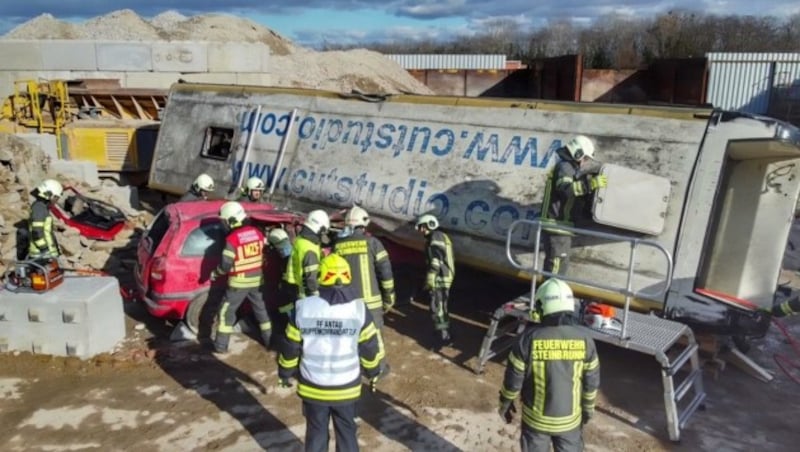 Wilde Szenen, die sich zum Glück nur als Übung herausstellten. (Bild: Bezirksfeuerwehrkommando EU)