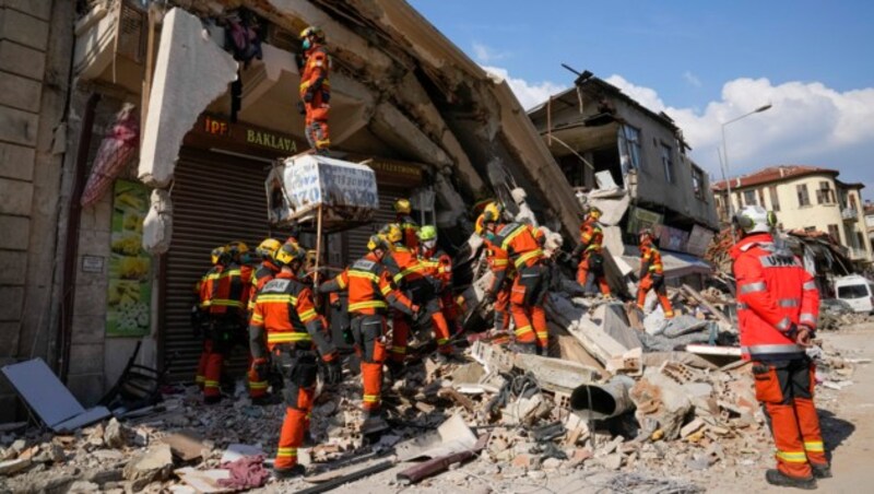 Die Bergungsarbeiten im Bebengebiet sind in vollem Gange. (Bild: AP Photo/Hussein Malla)