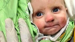 Ein Bild, das unter die Haut geht. 128 Stunden hielt das zwei Monate alte Baby im Februar unter den Trümmern durch, schien sich bei seinen Rettern mit einem herzzerreißenden Blick zu bedanken. (Bild: Screenshot: twitter.com/yasemina79)