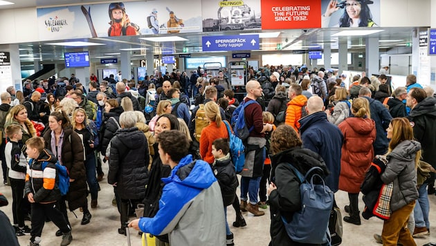 Am Flughafen in Salzburg herrschte am Samstag mit gesamt 25.000 Gästen absoluter Ausnahmezustand. (Bild: Tschepp Markus)