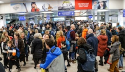 Am Flughafen in Salzburg herrschte am Samstag mit gesamt 25.000 Gästen absoluter Ausnahmezustand. (Bild: Tschepp Markus)