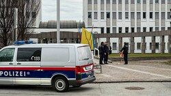 Die Polizei umstellte ihren Hauptsitz! Ein Unbekannter drang am Samstag in die Polizeidirektion ein. (Bild: Tschepp Markus)