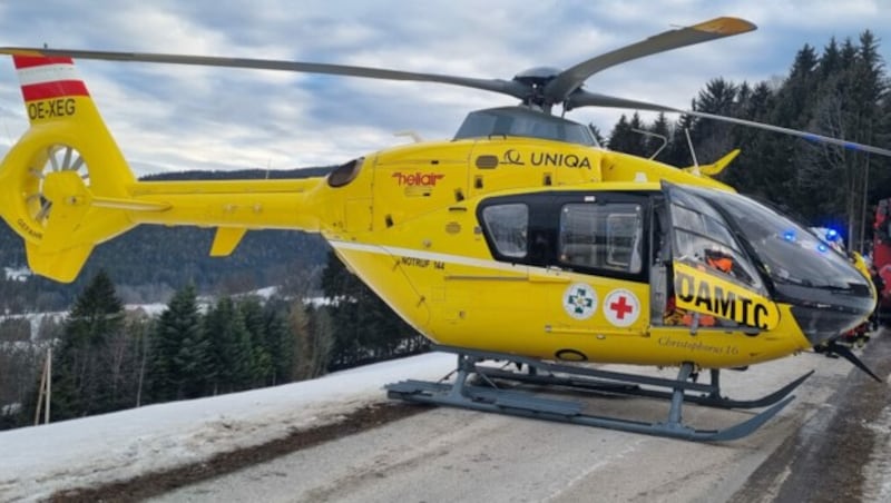 Per Hubschrauber wurde das Brandopfer zum Krankenhaus gebracht (Bild: FF Pöllau)