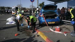 Bei dem Anschlag am Freitag war ein Palästinenser aus Ost-Jerusalem nahe dem Viertel Ramot mit seinem Auto in eine Menschenmenge gefahren. (Bild: AP)