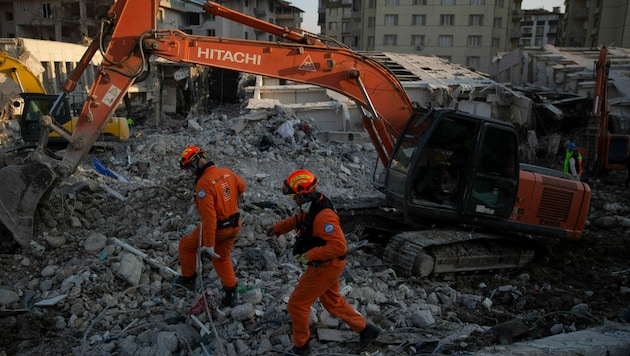 Helferinnen und Helfer suchen unermüdlich nach Verschütteten, doch die Wahrscheinlichkeit, noch Überlebende zu finden, schwindet. (Bild: AP)