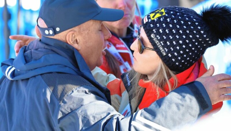 FIS-Präsident Johan Eliasch gratulierte Nina Ortlieb zu Silber in der Abfahrt. (Bild: Christof Birbaumer)