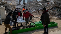 Helfer bargen eine Leiche aus den Trümmern eines eingestürzten Gebäudes in Antakya im Südosten der Türkei. (Bild: Associated Press)