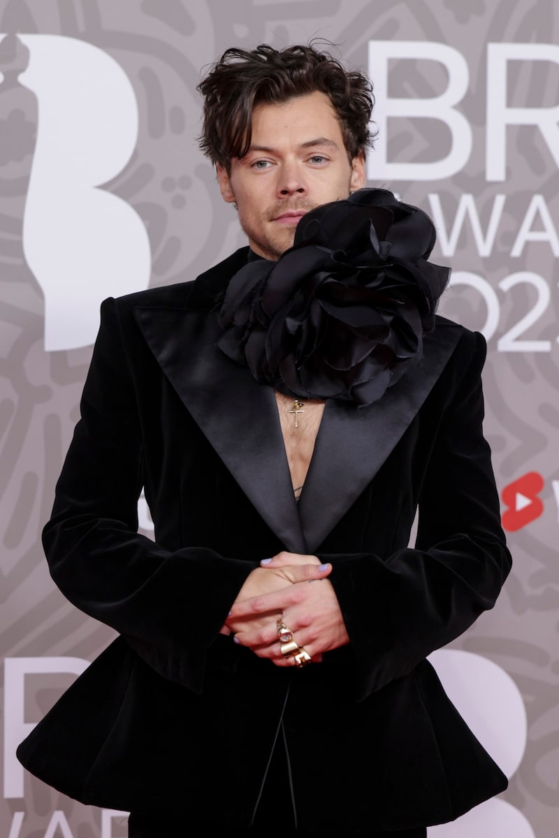 Der Abräumer des Abends: Harry Styles. Die Kleidung - wie so oft - etwas feminin angehaucht - inklusive lavendelfarbenem Nagellack. (Bild: Vianney Le Caer/Invision/AP)