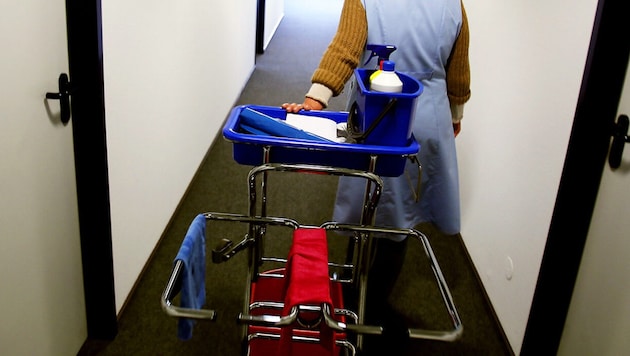 Bei Reinigungsarbeiten stürzte die 57-jährige Frau in die Tiefe (Symbolbild). (Bild: dpa/Oliver Berg)