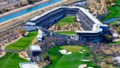 Um die 16. Spielbahn des TPC Scottsdale ist ein eigenes Stadion gebaut. 20.000 Zuschauer passen in die Arena und sorgen für eine unglaubliche Stimmung. (Bild: Phoenix Open/Todd Photographic Services)