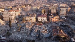 Zerstörte Gebäude in Antakya (Bild: Hassan AYADI / AFP)