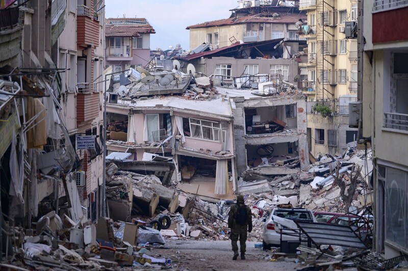 Zerstörte Gebäude in Hatay (Bild: Yasin AKGUL / AFP)