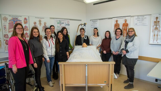 AMS und BFI bilden derzeit 9 Pflegeassistentinnen in Neusiedl aus. Im Mai geht die nächste Ausbildung los. (Bild: Charlotte Titz)
