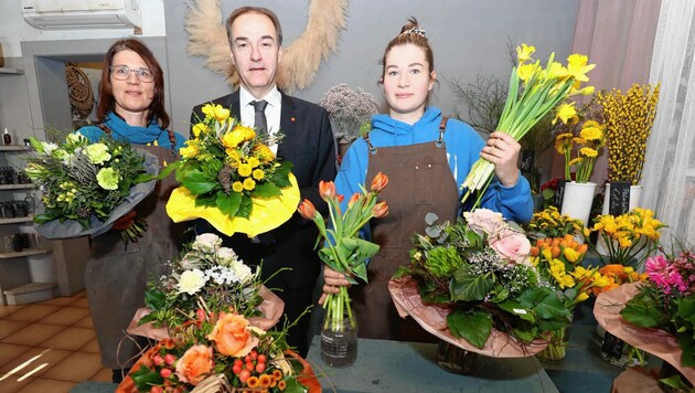 Regional einkaufen: Landesrat Schneemann besorgte Valentinsgrüße im Neufelder Fachgeschäft Blumenzeiten. (Bild: Judt Reinhard)