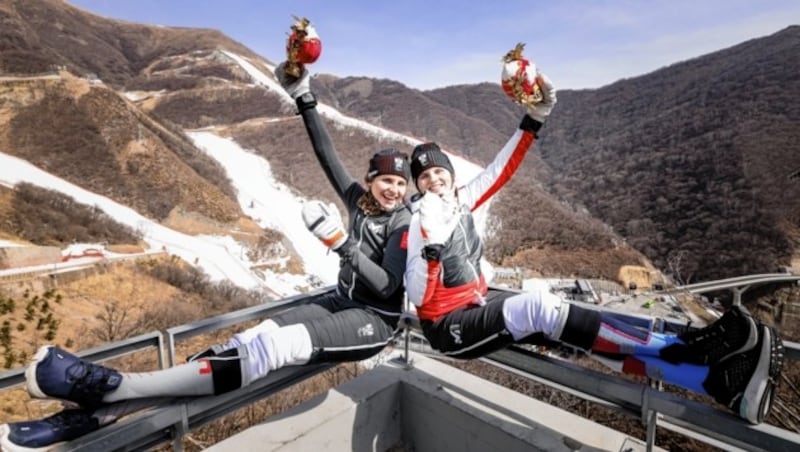 Elisabeth Aigner (li.), die in Peking ihre Schwester Veronika zu Gold in Slalom und Riesentorlauf führte, eröffnet mit ihrem Bruder Johannes am Donnerstag den Opernball. (Bild: GEPA pictures)