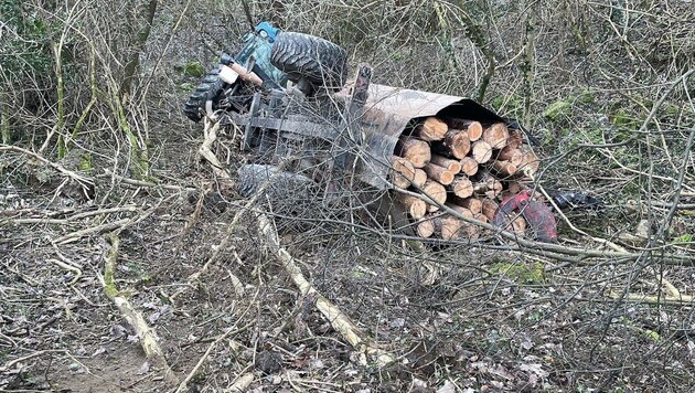 Am Heiligstein stürzte ein voll mit Holz beladenes Traktorgespann in die Tiefe. Der Lenker blieb aber unverletzt. (Bild: FF Langenlois)