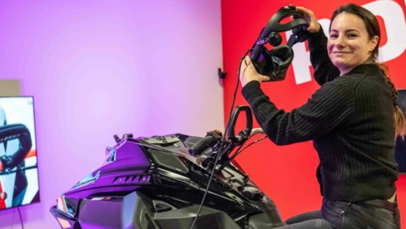 Stefanie Blagujevic (o.) traute sich mit Virtual-Reality-Brille auf den Skidoo. (Bild: Horst Einöder/Flashpictures)