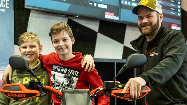 Alexander und Valentin mit Standort-Manager Ralf Bachl beim Quad. (Bild: Horst Einöder/Flashpictures)