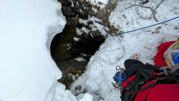 In dieses Loch war der Alpinist in Grenzgebiet Oberösterreich-Niederösterreich gestürzt. (Bild: Bergrettung Hollenstein)