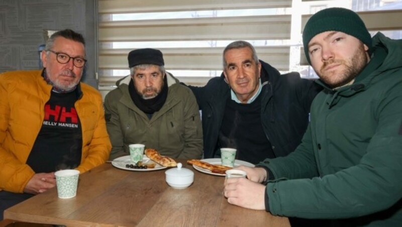 Adnan (Mitte li.) und Yildirim (Mitte re.) atmen bei Çay und Börek erstmals auf. Die „Krone“ sitzt mit am Tisch. (Bild: Daniel Scharinger )