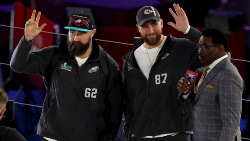 Jason Kelce (l) von den Philadelphia Eagles und Travis Kelce von den Kansas City Chiefs (Bild: 2023 Getty Images)