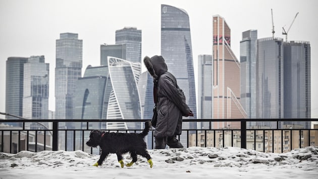 Eine Frau spaziert vor der Skyline des International Business Centre (Moskva City) in Moskau. (Bild: Alexander NEMENOV / AFP)