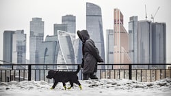 Eine Frau spaziert vor der Skyline des International Business Centre (Moskva City) in Moskau. (Bild: Alexander NEMENOV / AFP)
