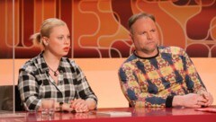 Katharina Straßer und Thomas Stipsits gemeinsam in der ORF-Show „Was gibt es Neues?“ (Bild: Günther Pichlkostner / First Look / picturedesk.com)