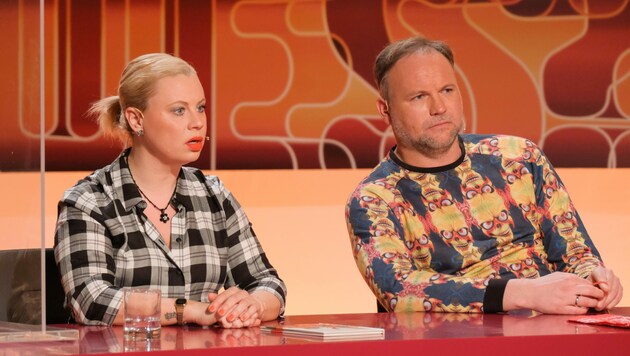 Katharina Straßer und Thomas Stipsits gemeinsam in der ORF-Show „Was gibt es Neues?“ (Bild: Günther Pichlkostner / First Look / picturedesk.com)