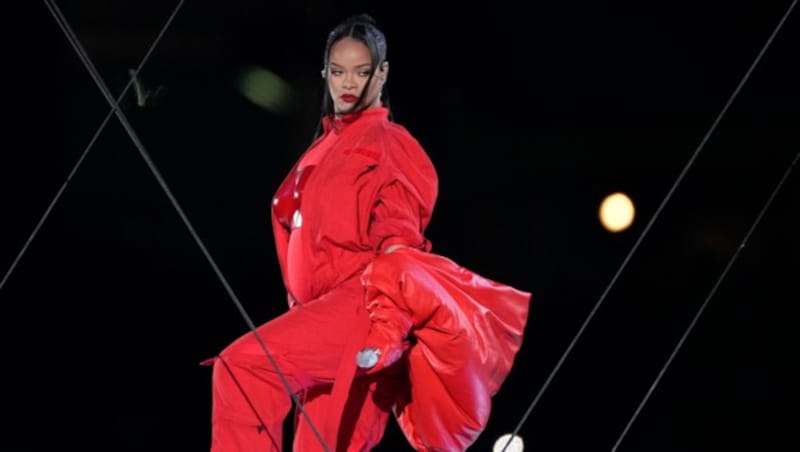 Rihanna ließ im knallroten Outfit bei der Super Bowl die Baby-Bombe platzen. Die Sängerin ist zum zweiten Mal schwanger! (Bild: Godofredo A. Vasquez / AP / picturedesk.com)