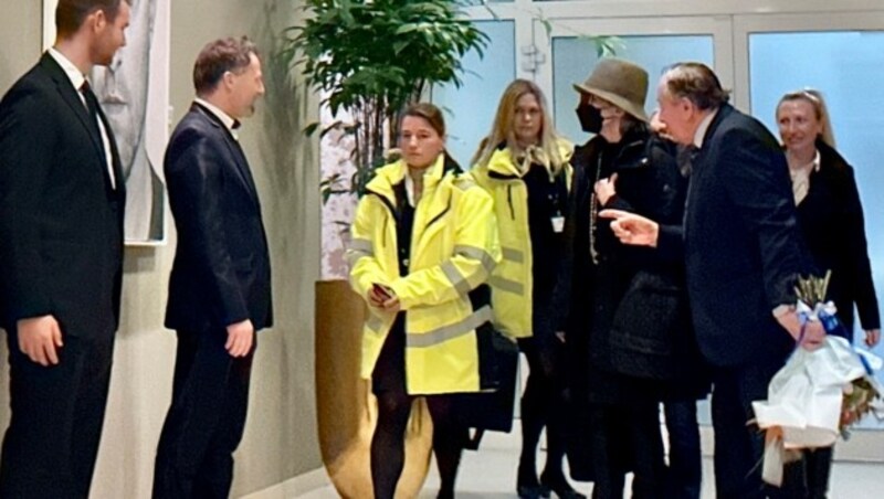 Richard Lugner nimmt Jane Fonda am Flughafen Wien in Empfang. (Bild: APA / picturedesk.com)