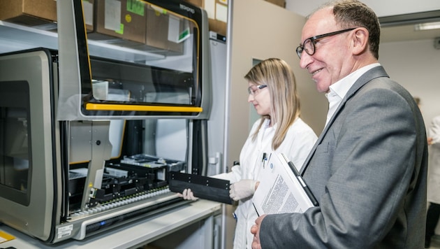 Gesundheitsminister Johannes Rauch (Grüne) während einem Medientermin zum SARS-CoV-2 Abwassermonitoring in Innsbruck. (Bild: APA/EXPA/STEFAN ADELSBERGER)