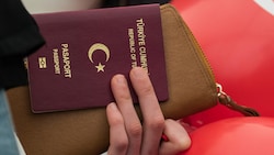 Deutschland will Erdbeben-Betroffenen unbürokratisch Visa erteilen - in Österreich zögert man noch. (Bild: APA/dpa/Andreas Arnold)