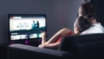 Voyeur beim Streaming-Abend: Smart-TVs analysieren das Sehverhalten und sollen mithilfe von ...