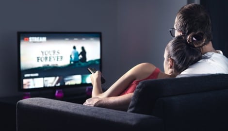 Voyeur beim Streaming-Abend: Smart-TVs analysieren das Sehverhalten und sollen mithilfe von ...