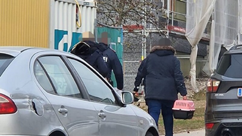 Bei dem fingierten Scheinkauf wartete ums Eck bereits die Polizei. (Bild: zVg, Krone KREATIV)