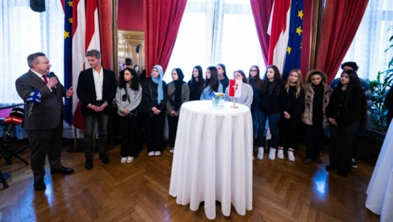 Bürgermeister Michael Ludwig empfängt am Montag jene Wiener Schüler, in deren Richtung Niederösterreichs FPÖ-Landesrat Gottfried Waldhäusl seine umstrittenen Aussagen getätigt hat. (Bild: APA/GEORG HOCHMUTH)