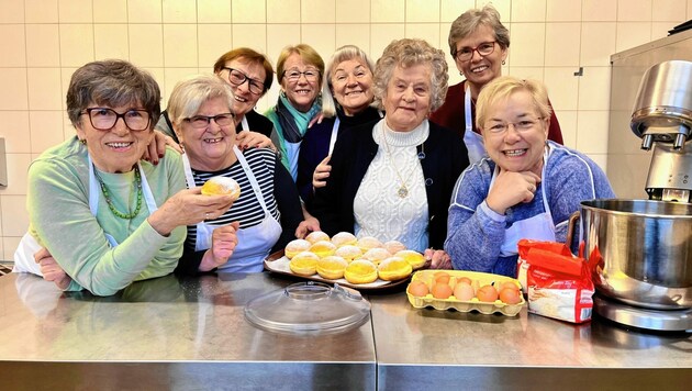 Agnes Rosenich (3.v. rechts) mit den fleißigen Bäckerinnen. (Bild: Petra Klikovits)