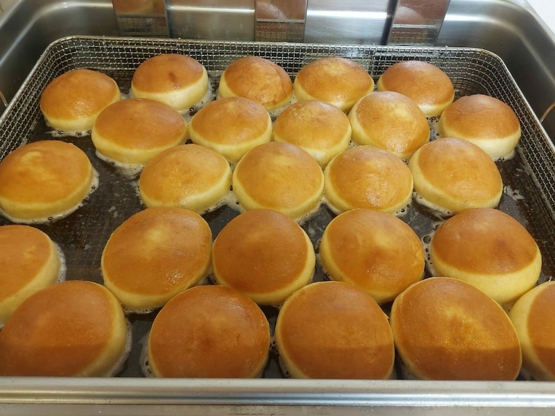 Die Krapfen beim Bad im heißen Öl. (Bild: zVg)