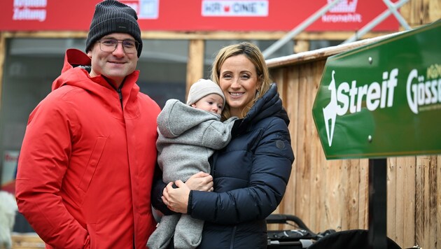 Michaela und Ehemann Sebastian Kirchgasser mit ihrem Sohn Fabio. (Bild: Wenzel Markus)