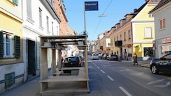 In der Zinzendorfgasse soll es bald mehr Raum für Begegnung und weniger Parkplätze geben. (Bild: Christian Jauschowetz)