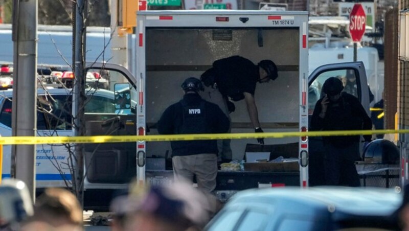 Auch ein Bombenentschärfungsteam der New Yorker Polizei stand im Einsatz. (Bild: AP)