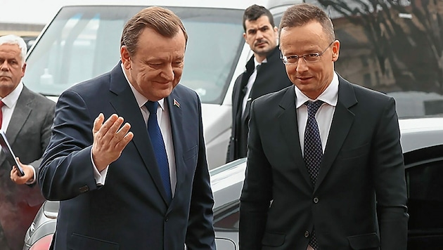 Ungarns Außenminister Peter Szijjarto (rechts) ist der erste hochrangige EU-Politiker, der nach dem umstrittenen Wahlsieg von Langzeitmachthaber Alexander Lukaschenko im Jahr 2020 das mit Russland verbündete Land besucht. (Bild: EPA)