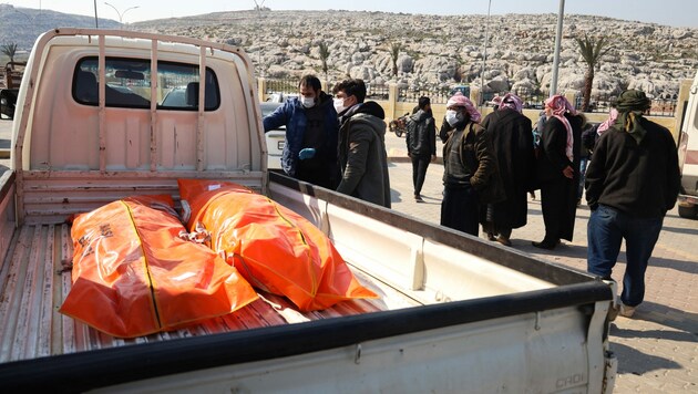 Unzählige Syrer müssen ihre getöteten Angehörigen in Empfang nehmen. (Bild: AFP or licensors)