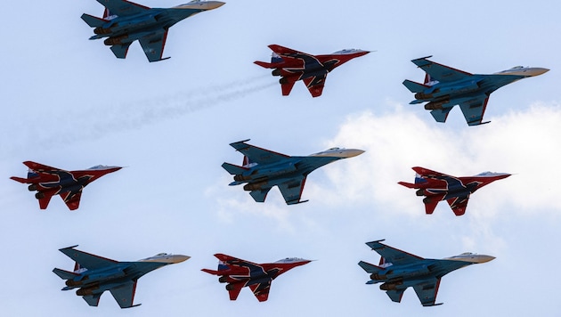 Russische SU-27- und MiG-29-Flugzeuge während der Flugschau MAKS 2021 im Moskauer Vorort Schukowski. (Bild: AFP)