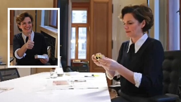 SPÖ-Chefin Pamela Rendi-Wagner knipst sich mit einer Digitalkamera durch die neuen Büroräumlichkeiten. (Bild: Instagram.com, Krone KREATIV)