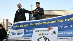 Die beiden Anwälte Lee Jong Chan (rechts) and Lee Il vertreten die geflüchteten Russen vor dem Gericht in Incheon. (Bild: APA/AFP/Jung Yeon Je)