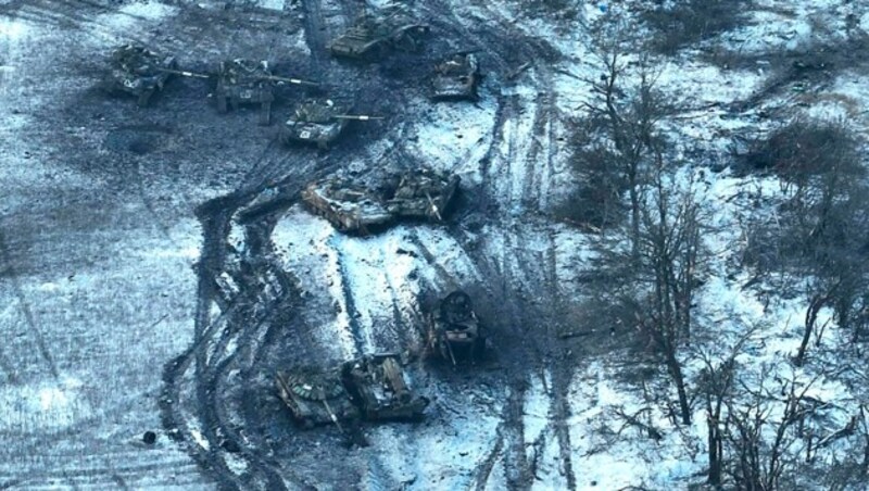 Russische Panzer-Wracks in der Nähe von Wuhledar (Bild: AP)