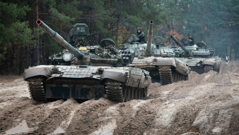 Ukrainische Soldaten auf gekaperten russischen T-72-Panzern (Bild: AP)